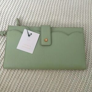 ❤️NWT Lauren Conrad wristlet❤️ lots of room and card space. Magnetic closure.
